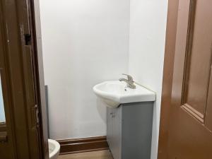 Et badeværelse på Downtown Residence Room 3