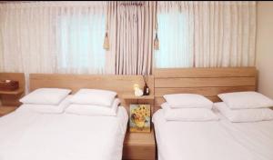 Postel nebo postele na pokoji v ubytování StarryStay