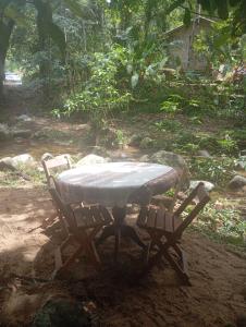 un tavolo da picnic in mezzo a un campo di Suite e Natureza Samsarah a Parati 1 altra foto