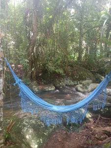 un'amaca in una foresta vicino a un fiume di Suite e Natureza Samsarah a Parati
