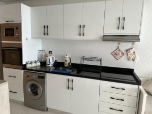 Η κουζίνα ή μικρή κουζίνα στο Appartement a La Perle de La plage de Mehdia Kenitra vue sur mer Excellent sea view