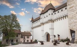 Φωτογραφία από το άλμπουμ του Stylish triplex gem in historic pedestrian center στην Ανεσί