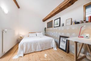 Ένα ή περισσότερα κρεβάτια σε δωμάτιο στο Stylish triplex gem in historic pedestrian center