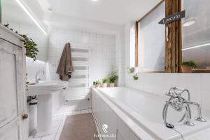 Ένα μπάνιο στο Stylish triplex gem in historic pedestrian center +7 φωτογραφίες