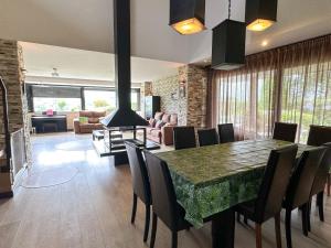 Et opholdsområde på Espectacular casa con piscina