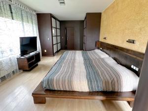 En eller flere senge i et værelse på Espectacular casa con piscina + 29 billeder