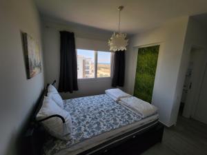 Ένα ή περισσότερα κρεβάτια σε δωμάτιο στο Exclusive Apartments in Thalassa Beach Resort +62 φωτογραφίες