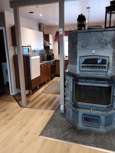sala de estar con chimenea de piedra en la cocina en Sulli apartment, en Rovaniemi