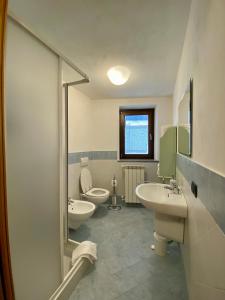 VioneにあるLa Casa Dei Nonniの洗面台が2つとトイレがあるバスルーム