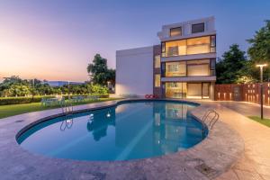 una piscina frente a una casa en Lariya Resort, en Jodhpur