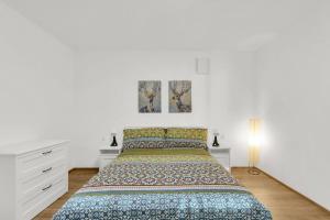 Ένα ή περισσότερα κρεβάτια σε δωμάτιο στο Spacious Renovated House in Wolfsthal, Austria - Perfect for Families and Groups