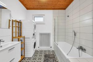 Ένα μπάνιο στο Spacious Renovated House in Wolfsthal, Austria - Perfect for Families and Groups +20 φωτογραφίες