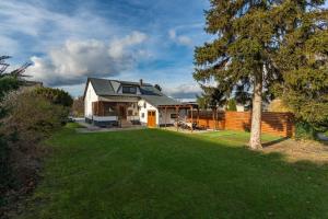 Κήπος έξω από το Spacious Renovated House in Wolfsthal, Austria - Perfect for Families and Groups