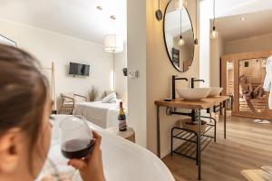 Μια τηλεόραση ή/και κέντρο ψυχαγωγίας στο Wellness Suites