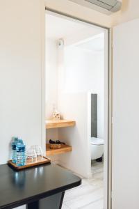 ein Badezimmer mit einer Glastür, die zu einer Toilette führt in der Unterkunft Bread et Couette in Lyon + 41 Fotos