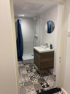 ein Badezimmer mit Waschbecken und Dusche in der Unterkunft Le Breakaway, cosy et calme in Saint-Junien
