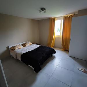 Ένα ή περισσότερα κρεβάτια σε δωμάτιο στο L'aparté Tournonaise