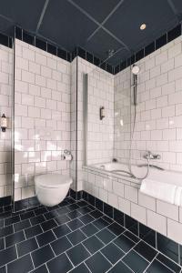 un bagno con vasca, lavandino e vasca da bagno di Zoom Hotel a Bruxelles Altre 54 foto