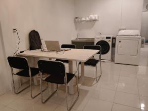 Η κουζίνα ή μικρή κουζίνα στο D45 Home - BTS Ratchathewi N1 Station +15 φωτογραφίες