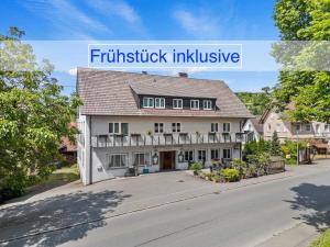 博登湖畔克雷斯波洛Landgasthof Rössle的带有读物标志的建筑