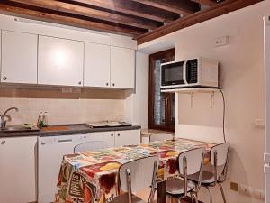 Η κουζίνα ή μικρή κουζίνα στο Appartamenti Giove by Ospitaci