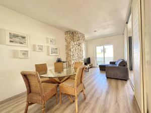 een eetkamer met een tafel, stoelen en een bank bij Albufeira Delight with Pool by Homing in Guia