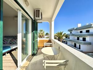 een balkon met een tafel en een bed erop bij Albufeira Delight with Pool by Homing in Guia