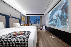 Una cama o camas en una habitación de Meisu Huanman Hotel Yongzhou Lingling Ancient City Branch