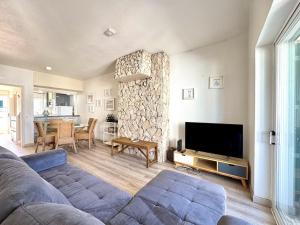 een woonkamer met een bank en een tv bij Albufeira Delight with Pool by Homing in Guia