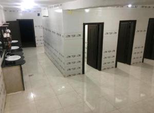 baño con lavamanos y aseo en una habitación en Rum Night Style, en Wadi Rum