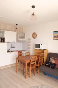 Kuchyň nebo kuchyňský kout v ubytování Altitude 1760 - Studio with sunny balcony