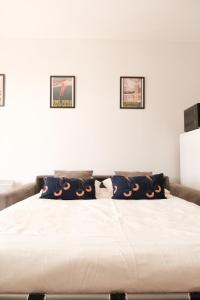 Postel nebo postele na pokoji v ubytování Altitude 1760 - Studio with sunny balcony