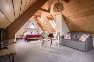 Habitación en el ático con sofá y cama en Cubryna, en Zakopane
