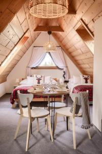 comedor con mesa y 2 camas en Cubryna, en Zakopane