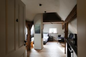 a hallway with a bedroom and a living room at Lehm & Fachwerk Dach-Apartment - Claycation in Marktbreit