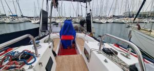 un barco está atracado en un puerto con otros barcos en Grand voilier avec tout confort, en Cherbourg-en-Cotentin 26 fotos más