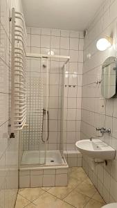 斯拉百斯Osiedle Studenckie w Słubicach的浴室配有淋浴和洗手池