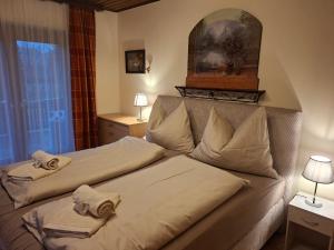 een hotelkamer met twee bedden en een raam bij Haus Hillbrand in Russbach