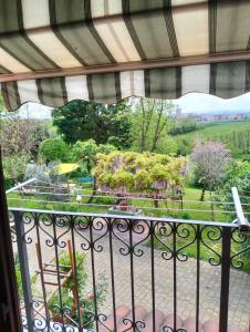 - Balcón con vistas al jardín en Asti Centro, Monferrato - Light Home with AC, Wifi, Park, Pool, en Asti 3 fotos más