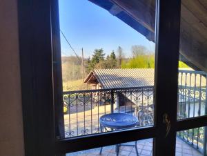 desde la ventana de un balcón con taburete en Asti Centro, Monferrato - Light Home with AC, Wifi, Park, Pool, en Asti