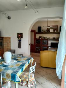 Una cocina y una sala de estar con mesa y sillas. en Asti Centro, Monferrato - Light Home with AC, Wifi, Park, Pool, en Asti