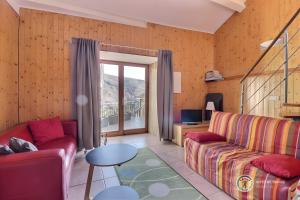 Chant De La Fontaine - La Fougère في Saint-Laurent-les-Bains: غرفة معيشة بها أريكة وطاولة