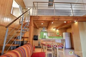 Chant De La Fontaine - La Fougère في Saint-Laurent-les-Bains: غرفة معيشة مع درج حلزوني في منزل