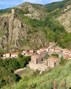 Chant De La Fontaine - La Fougère في Saint-Laurent-les-Bains: منظر جوي لمدينة على جبل