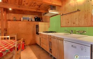 Chant De La Fontaine - La Fougère في Saint-Laurent-les-Bains: مطبخ مع حوض وموقد الفرن العلوي +صورتان