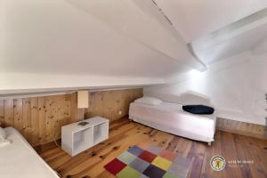 Chant De La Fontaine - La Fougère في Saint-Laurent-les-Bains: غرفة نوم بسريرين وارضية خشبية