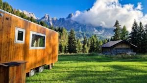 EccheにあるVivere l'inverno tra i prati di Sappadaの山の野原に家が建っている