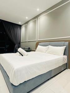 a bedroom with a large bed with white sheets at Majestic Residence KLCC By Homestay in Kuala Lumpur +22 photos