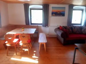 MühlthalFleischmannhof Do san ma dahoam的带桌椅和沙发的客厅 更多32张照片