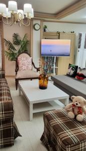 un soggiorno con un orsacchiotto seduto su un divano di Stay 801 a Suwon